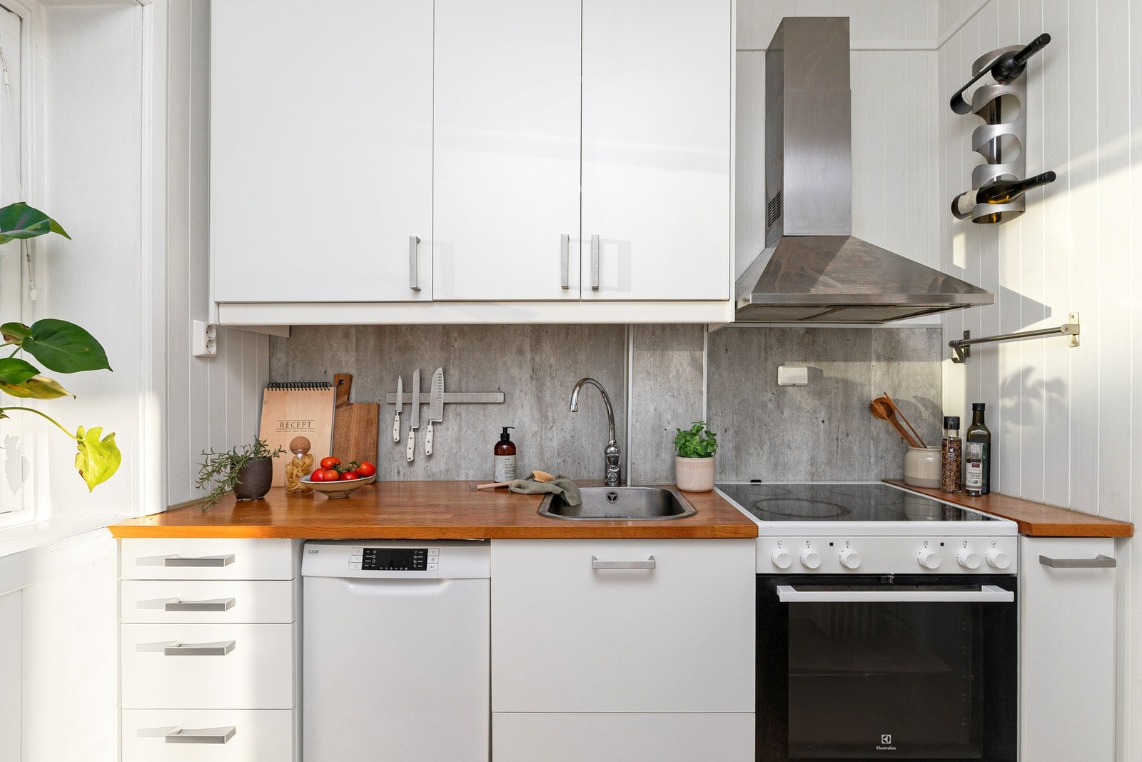 Her er det god skap- og benkeplass. Galleribilde