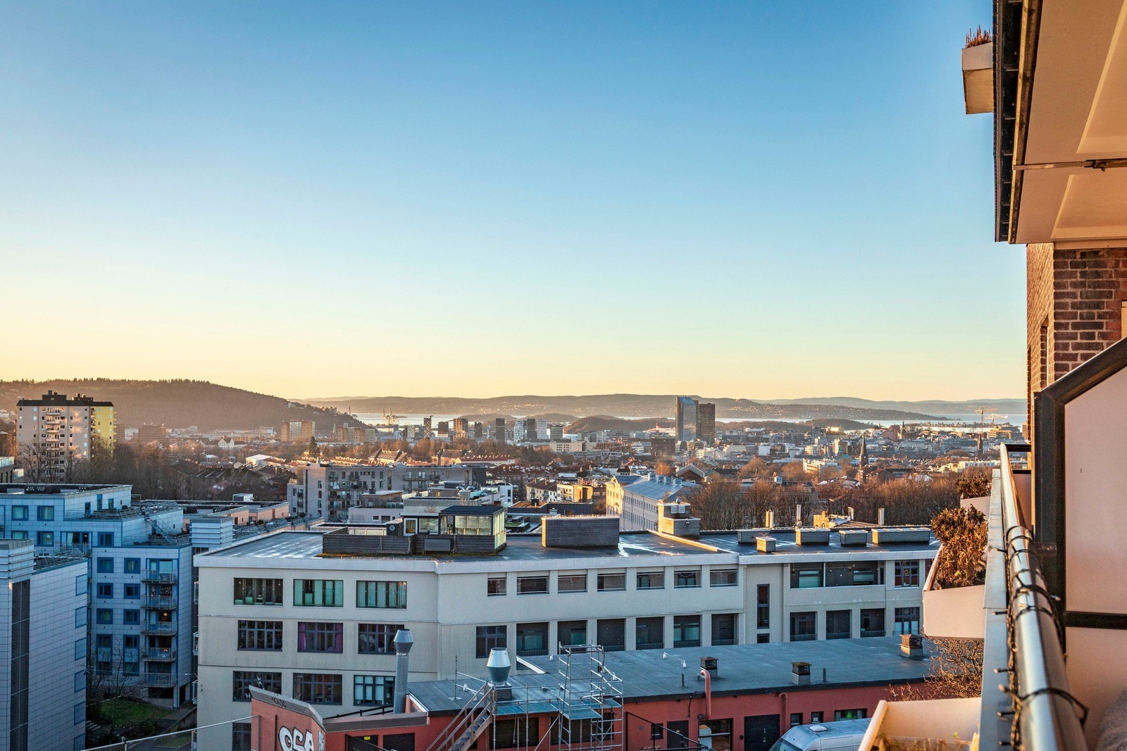 Den luftige avstanden til nabobygg gir balkongen et åpent, skjermet utsyn med behagelig privatliv. Galleribilde