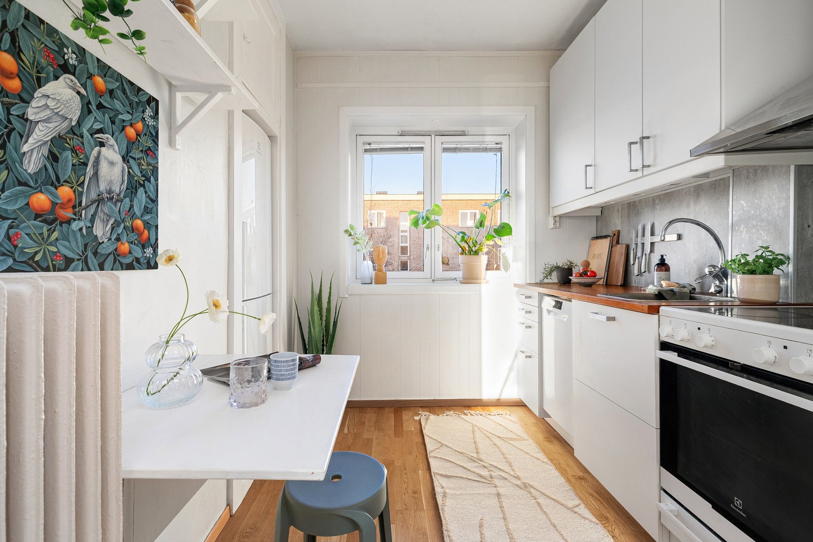 Kjøkkenet ligger i separat rom, som gir et naturlig skille mellom matlaging og oppholdsrom. Galleribilde