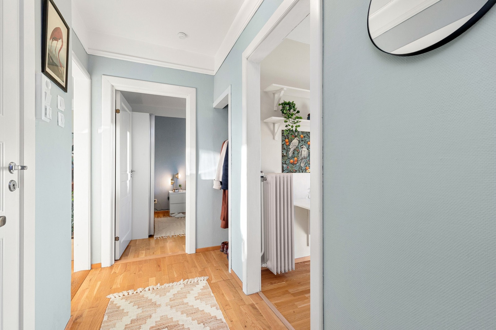 Rommene bindes naturlig sammen i entréen som gir en god flyt gjennom hele boligen. Galleribilde