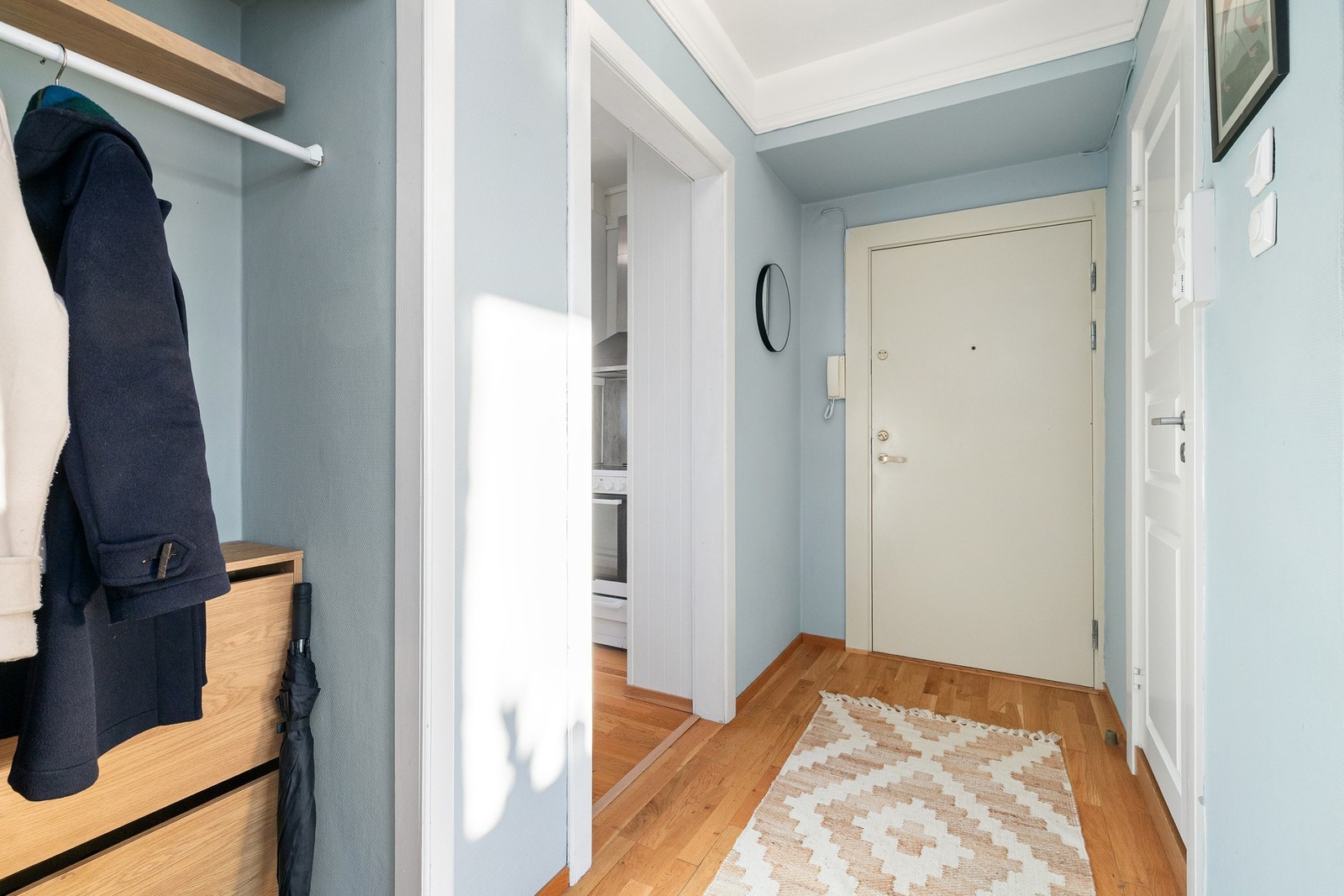 En innbydende entré som gir et ryddig førsteinntrykk og leder deg videre inn i leiligheten. Galleribilde
