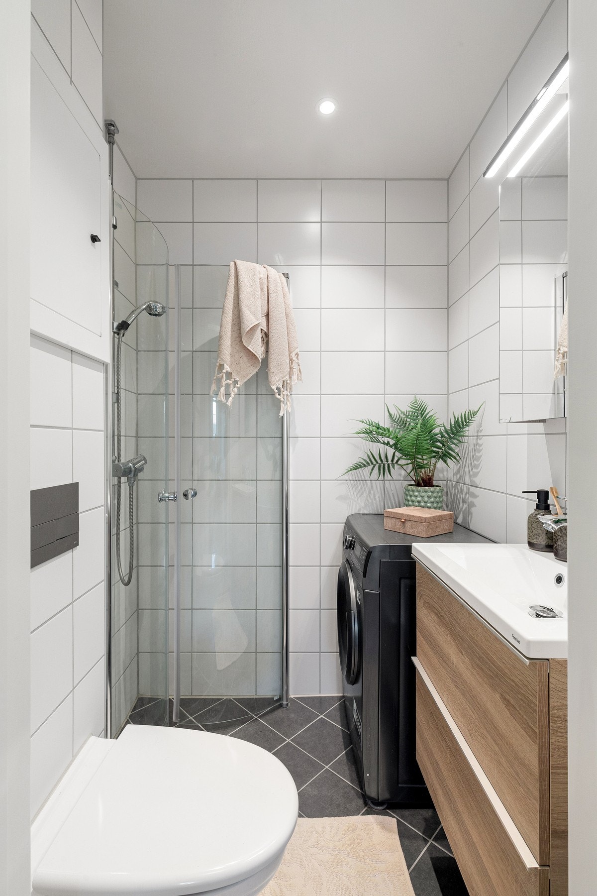 Badet ble pusset opp i 2019 i regi av borettslaget og har flislagte overflater som gir et moderne og stilrent uttrykk. Galleribilde