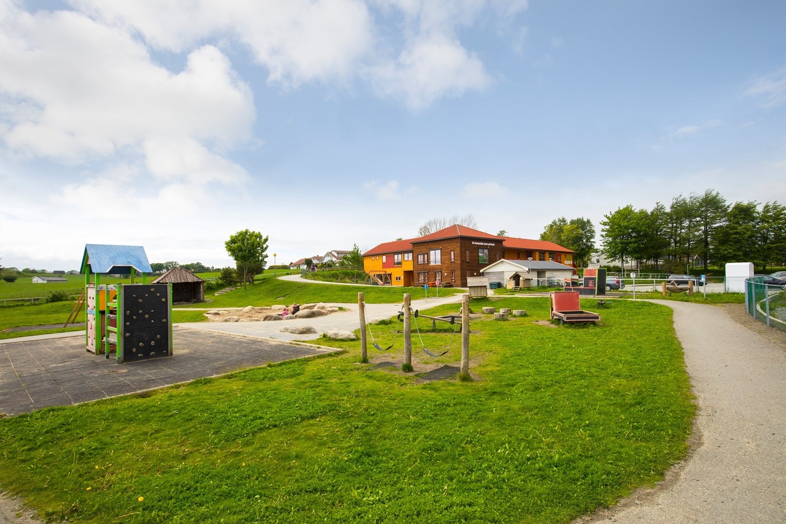 Bor man i Kløvervegen har man kort vei til barnehager, skoler og utallige lekeplasser Galleribilde