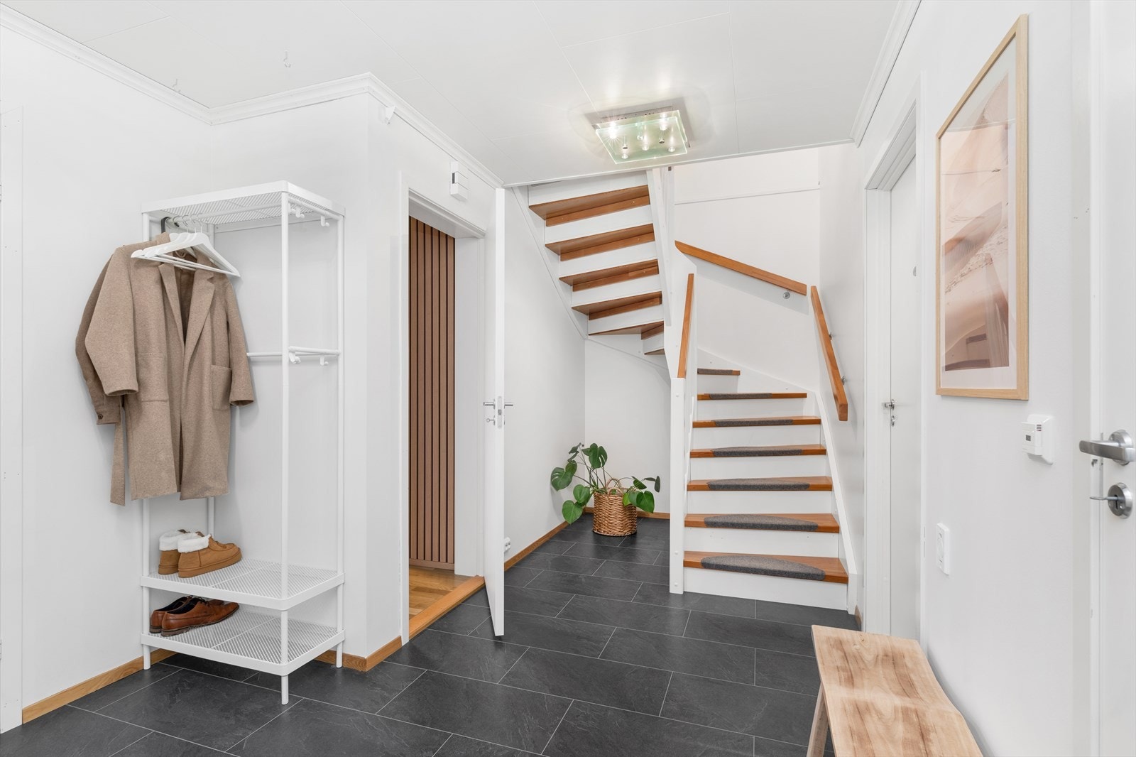 U.etasje: Stor gang med plass til barnevogn, yttertøy og sko Galleribilde