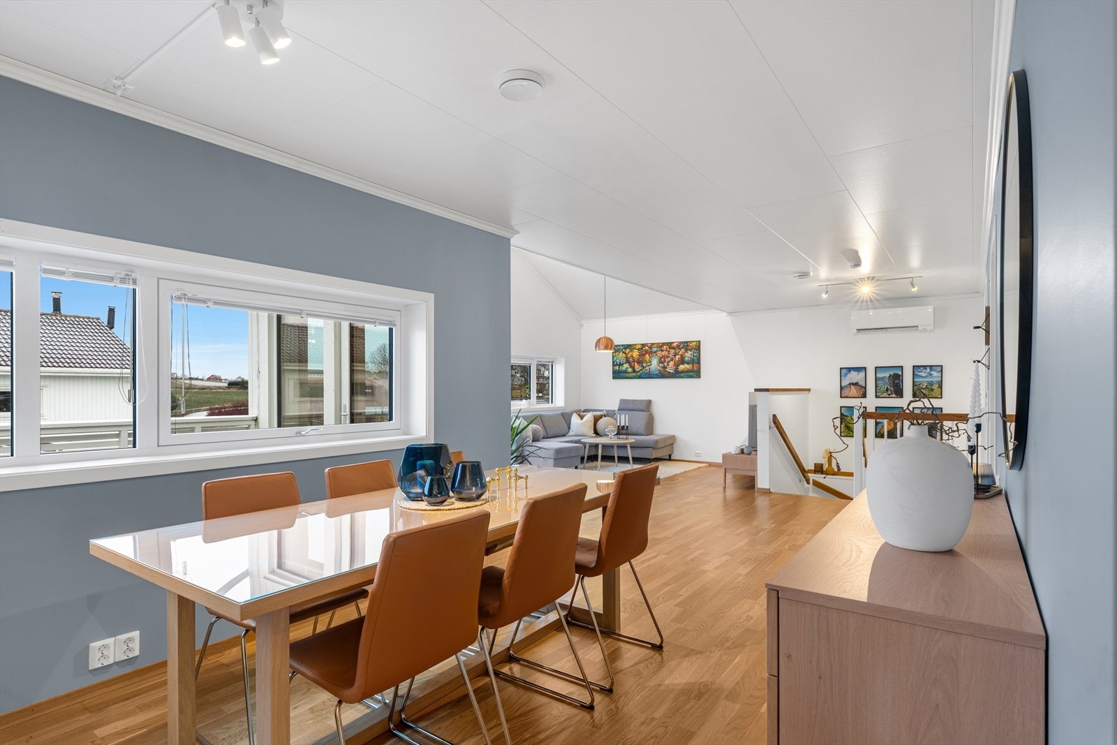 1. etasje: Spiseplass og stue Galleribilde