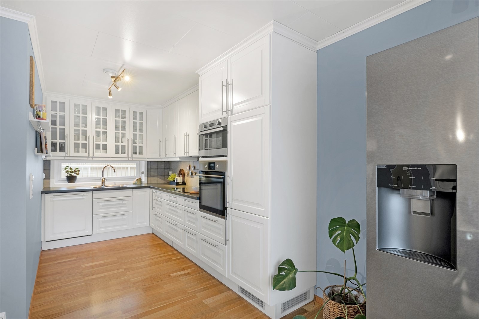 1. etasje: Pent kjøkken med skap helt opp til taket Galleribilde