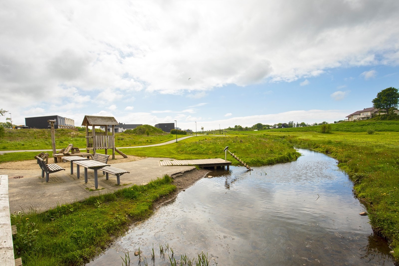 Liker man å gå tur eller skal trille med barnevog så har man nærhet til opparbeidede turstier og fine grøntområder Galleribilde