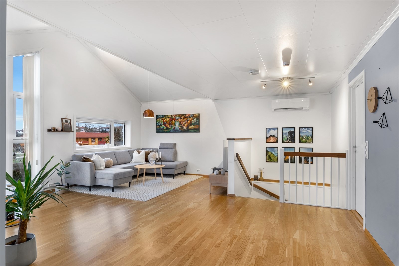 1. etasje: Stor stue med god plass til møblering av stor sofagruppe Galleribilde