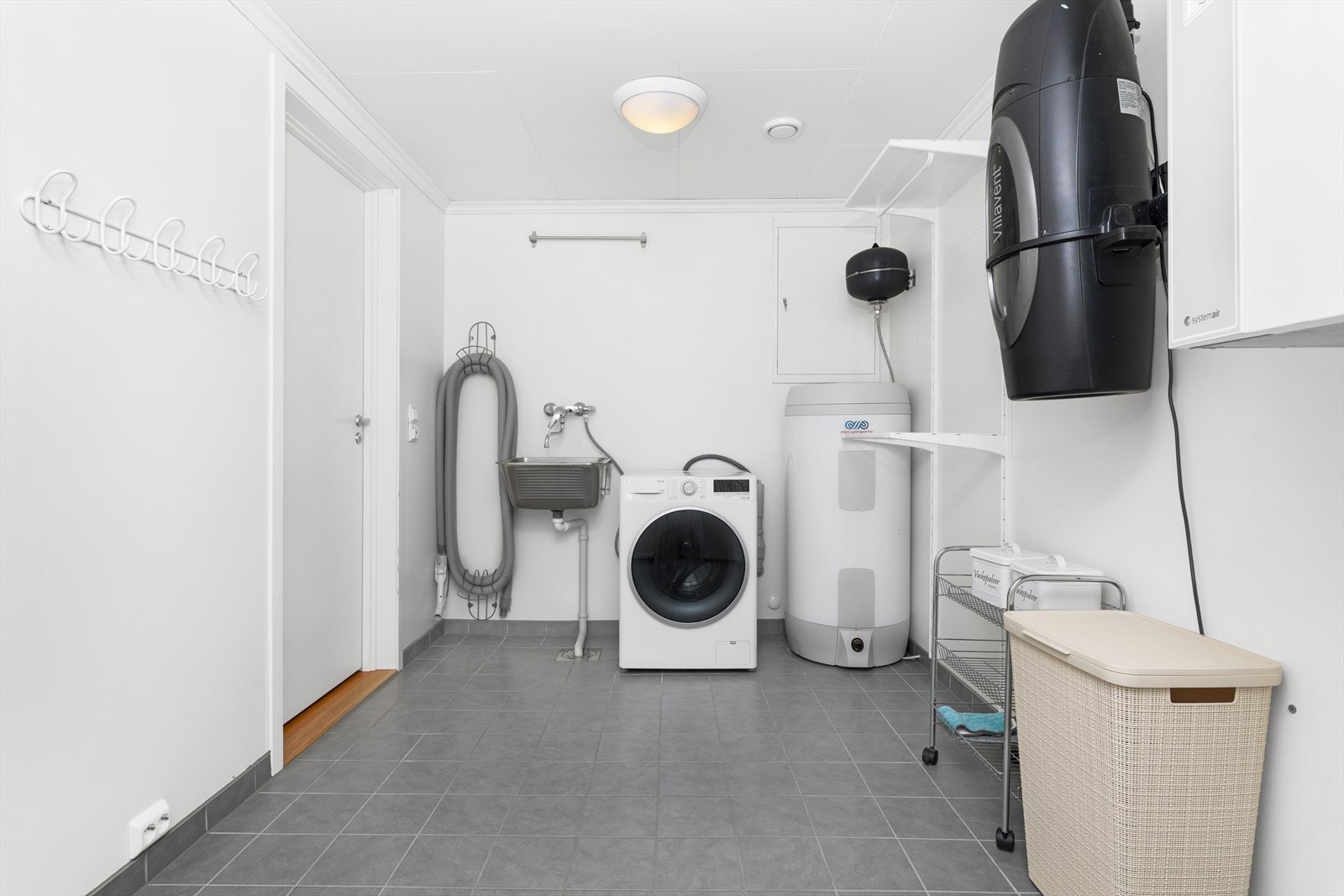 U.etasje: Vaskerommet har en praktisk beliggenhet med adkomst både fra trappegang og garasjen Galleribilde