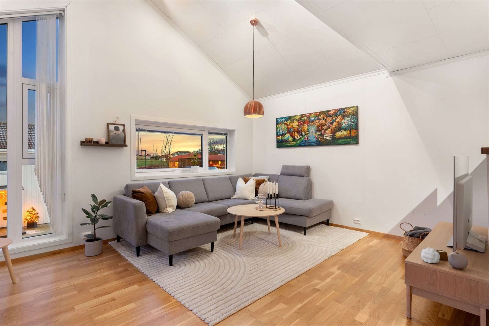 1. etg: Lys og trivelig stue med ekstra god takhøyde og store vindusflater Galleribilde