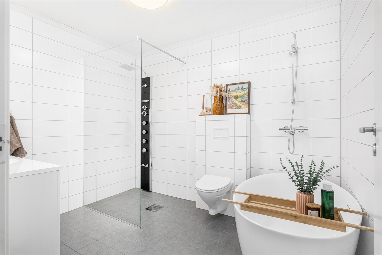 U.etasje: Stort helfliset bad med badekar og dusj Galleribilde