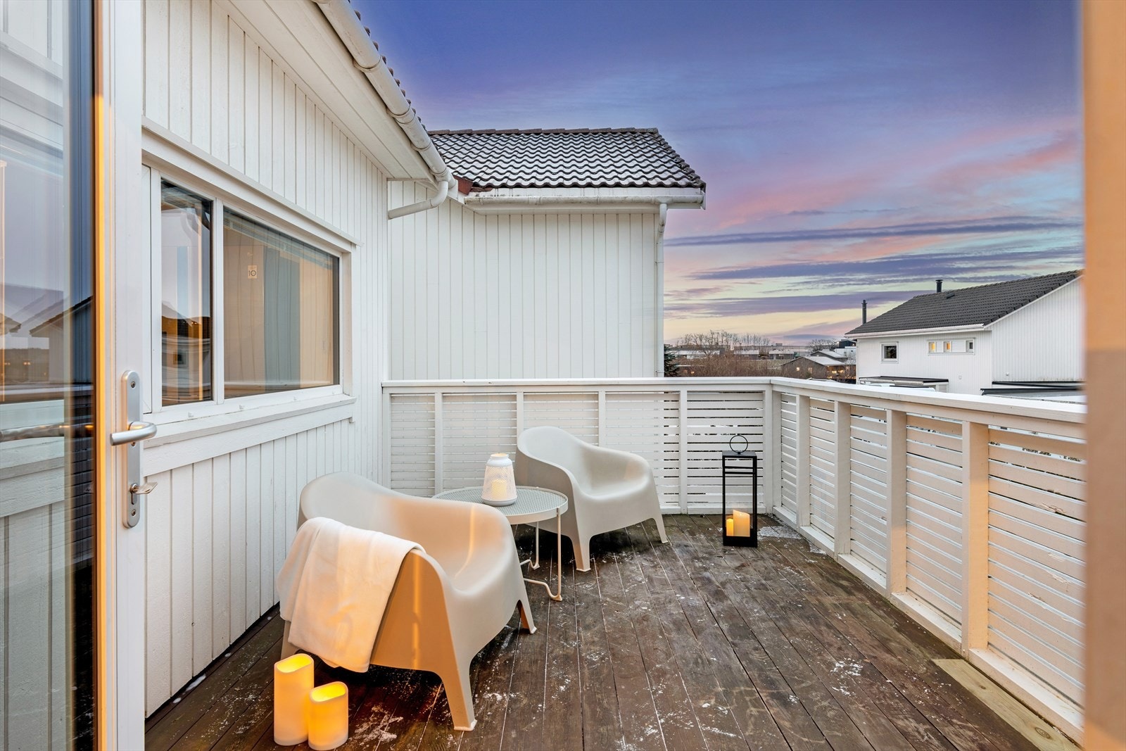 1. etasje: Romslig vestvendt veranda med ettermiddag- og kveldssol Galleribilde