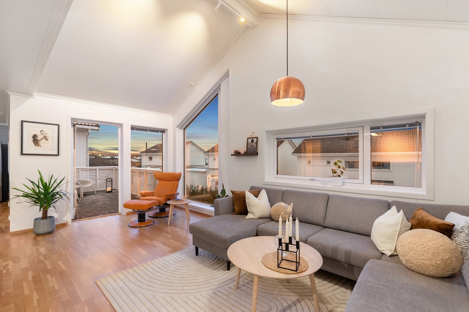 1. etasje: Fra stuen er det utgang til solrik veranda Galleribilde