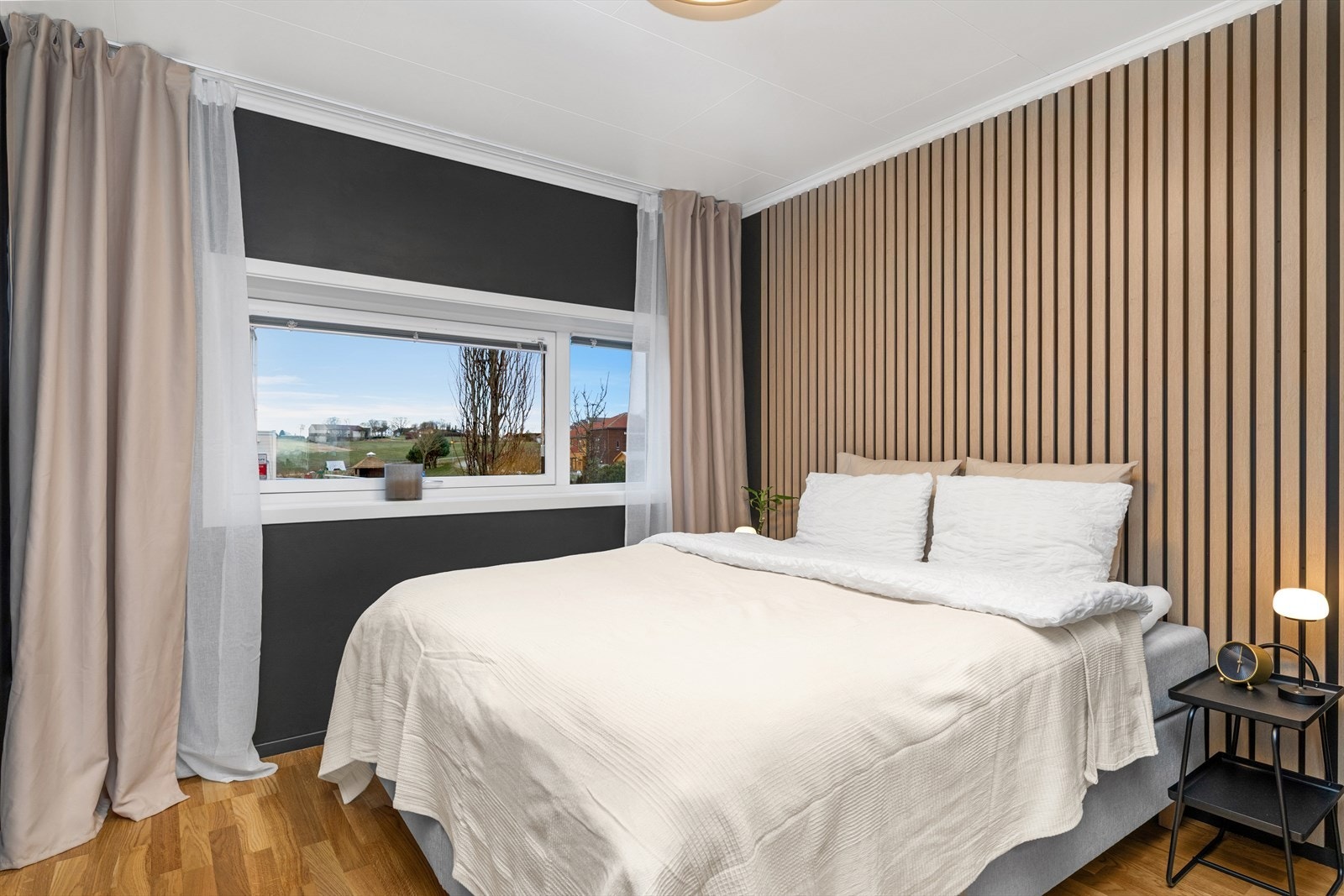 U.etasje: Hovedsoverommet ble pusset opp i 2024 med moderne spilevegg og ny garderobe Galleribilde