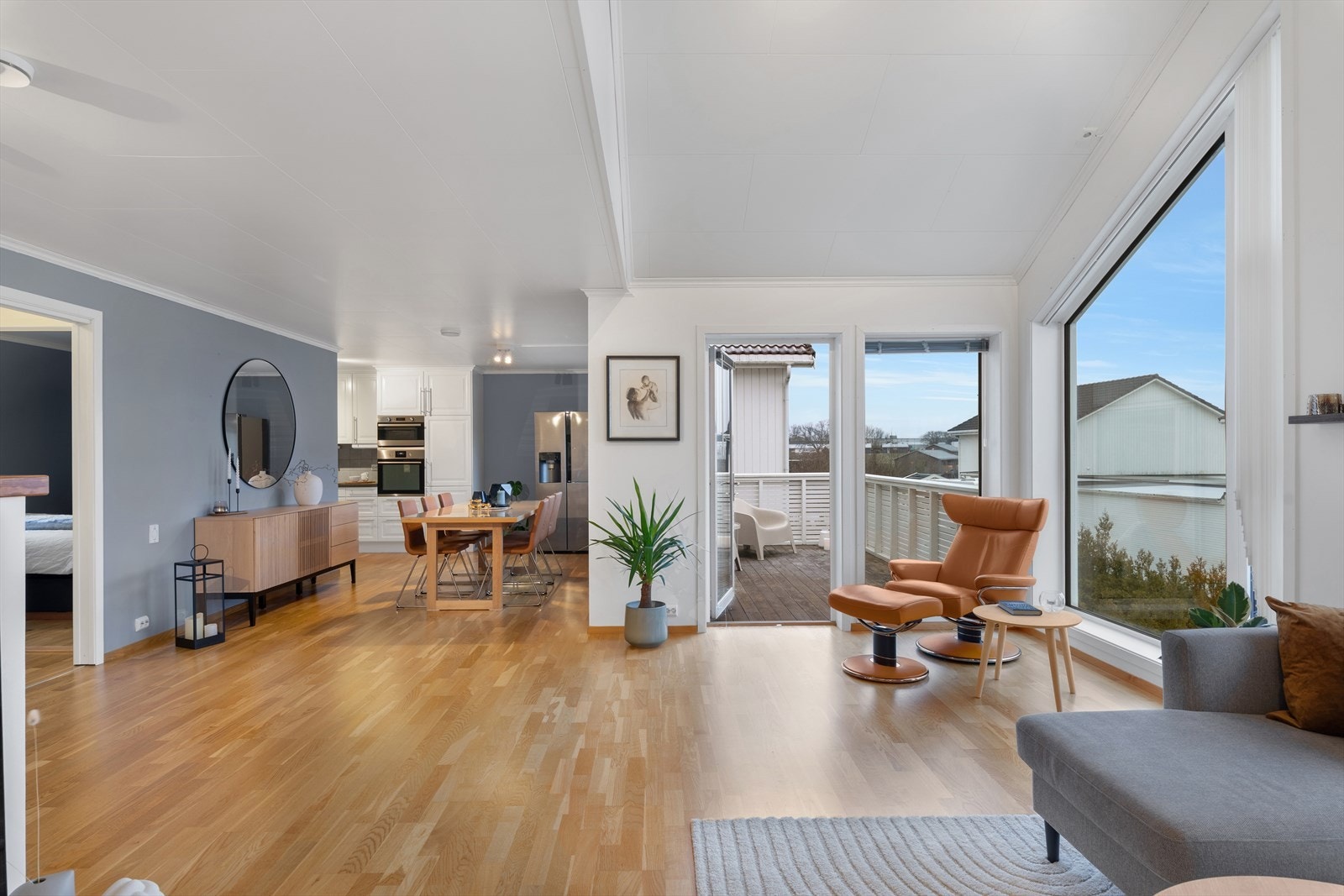 1. etasje: Spiseplassen og kjøkken ligger fint tilbaketrukket i en delvis åpen løsning med stuen Galleribilde