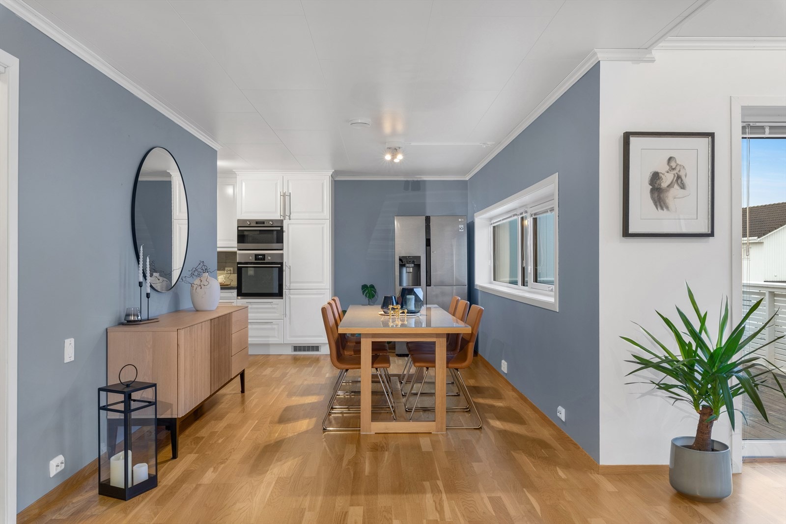 1. etasje: Her er det god plass til stort spisebord og mange middagsgjester Galleribilde