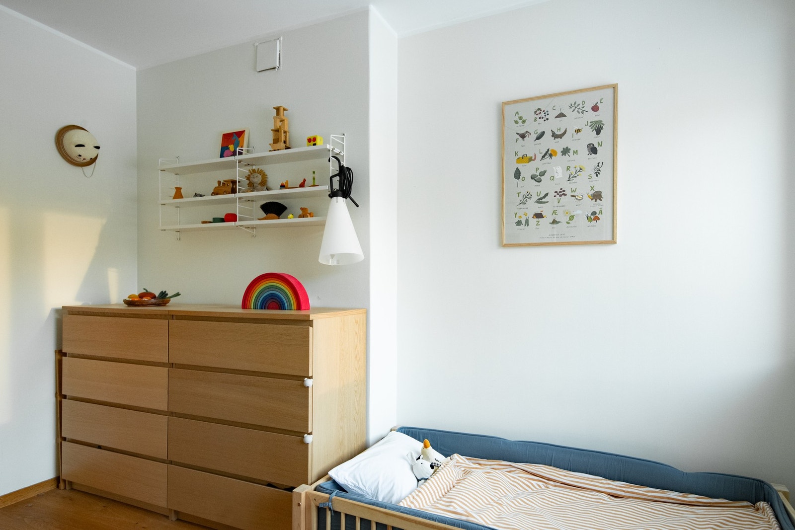 Soverom 2 har en fin størrelse og en tilsvarende stille beliggenhet, med gode muligheter for å innrede med ønsket møblement. Galleribilde