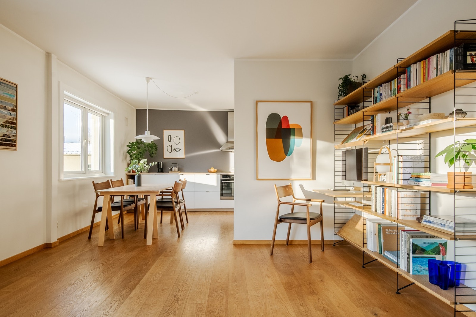 Leiligheten har en svært attraktiv intern beliggenhet i borettslaget, med fritt utsyn mot grønne omgivelser. Galleribilde