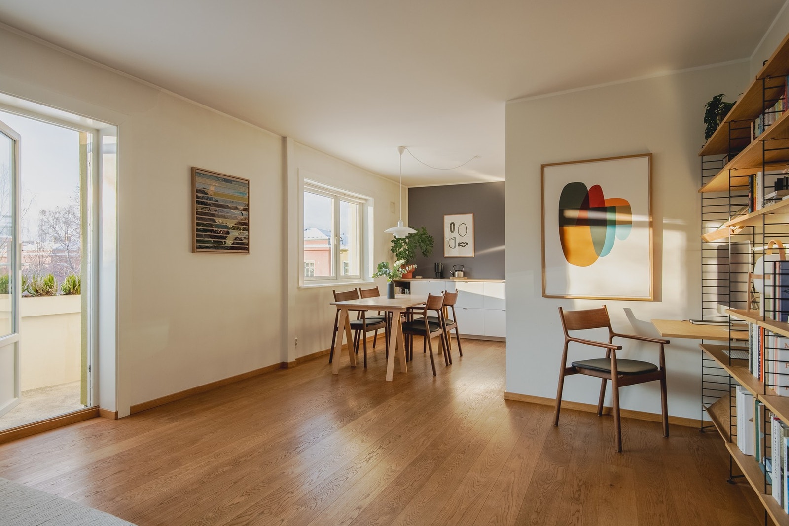 Planløsningen er arealeffektiv og fleksibel, med gode muligheter for møblering i flere soner. Galleribilde