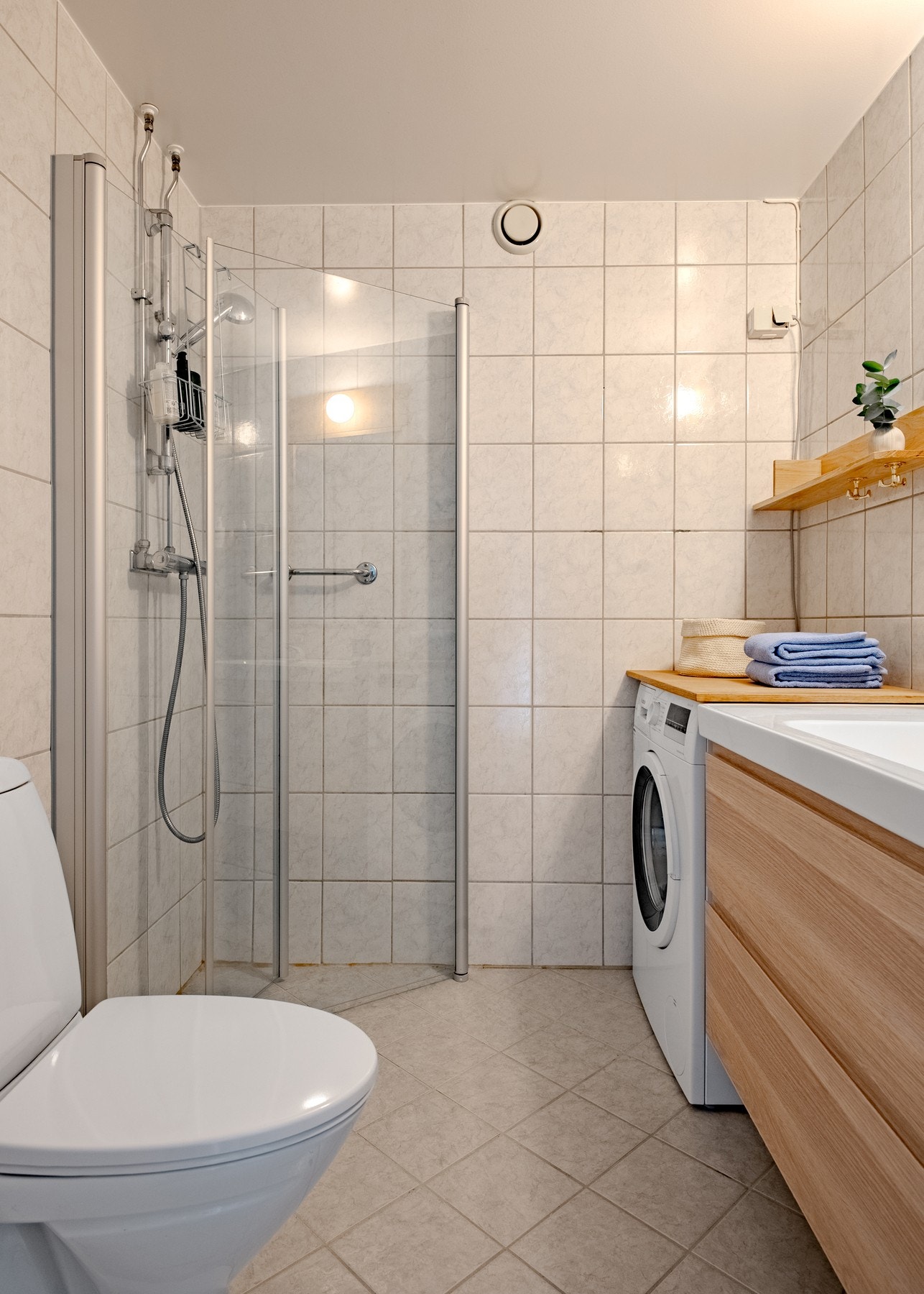 Badet er utstyrt med vegghengt servantmøbel (vask skiftet av tidligere eier), dusjhjørne, toalett og opplegg for vaskemaskinen. Galleribilde