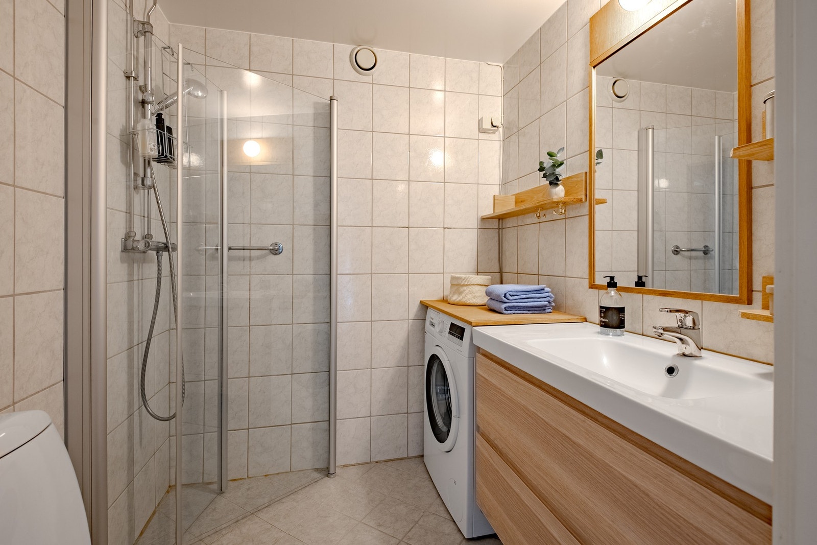 Baderommet er fra 2004 og ble etablert i forbindelse med borettslagets totalrehabilitering av vann- og avløpsrør. Galleribilde