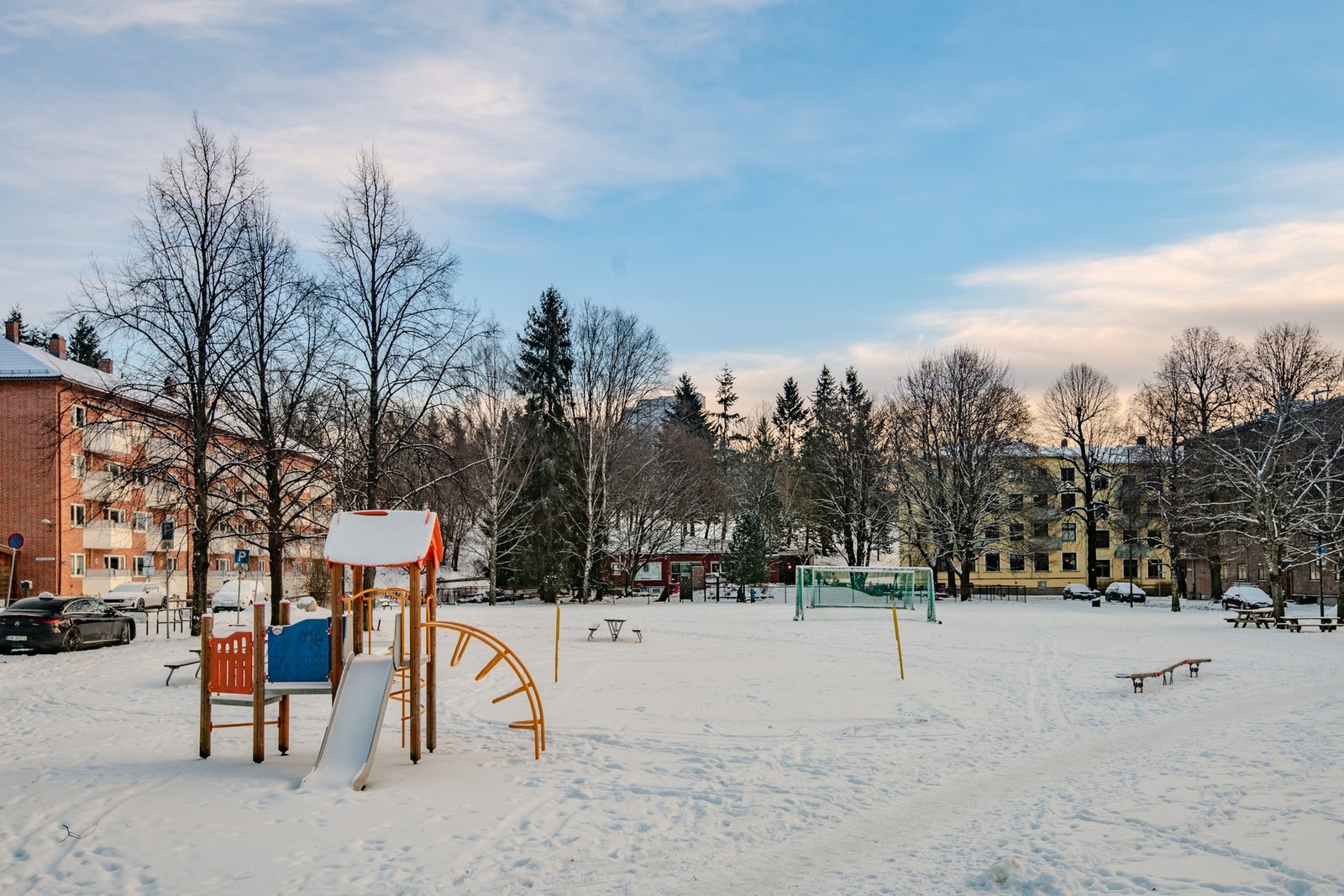 Området er fint opparbeidet med sitteplasser og lekeområder. Galleribilde