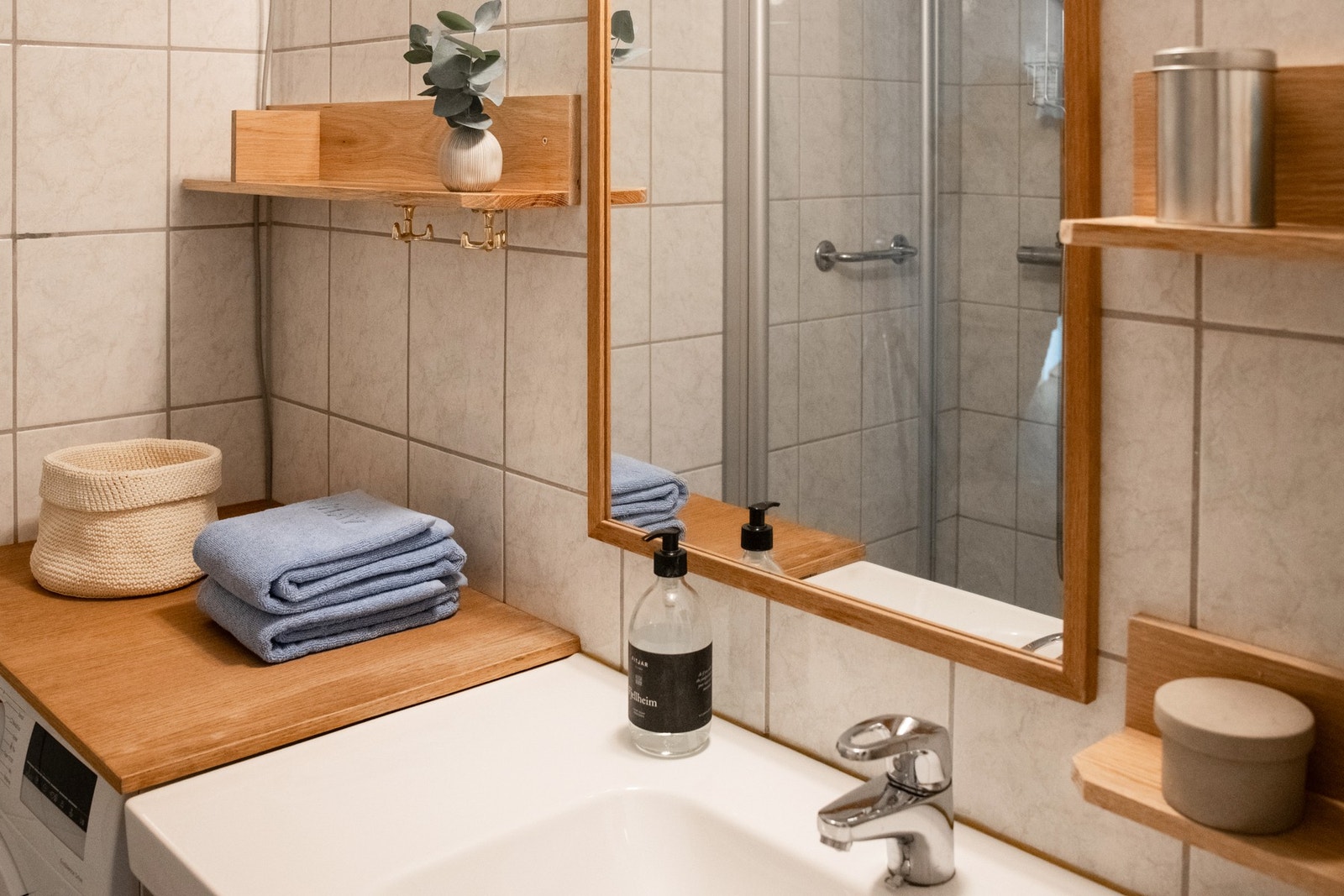 Badet er flislagt med fliser på gulv og vegger, og gulvet har behagelig gulvvarme. Galleribilde