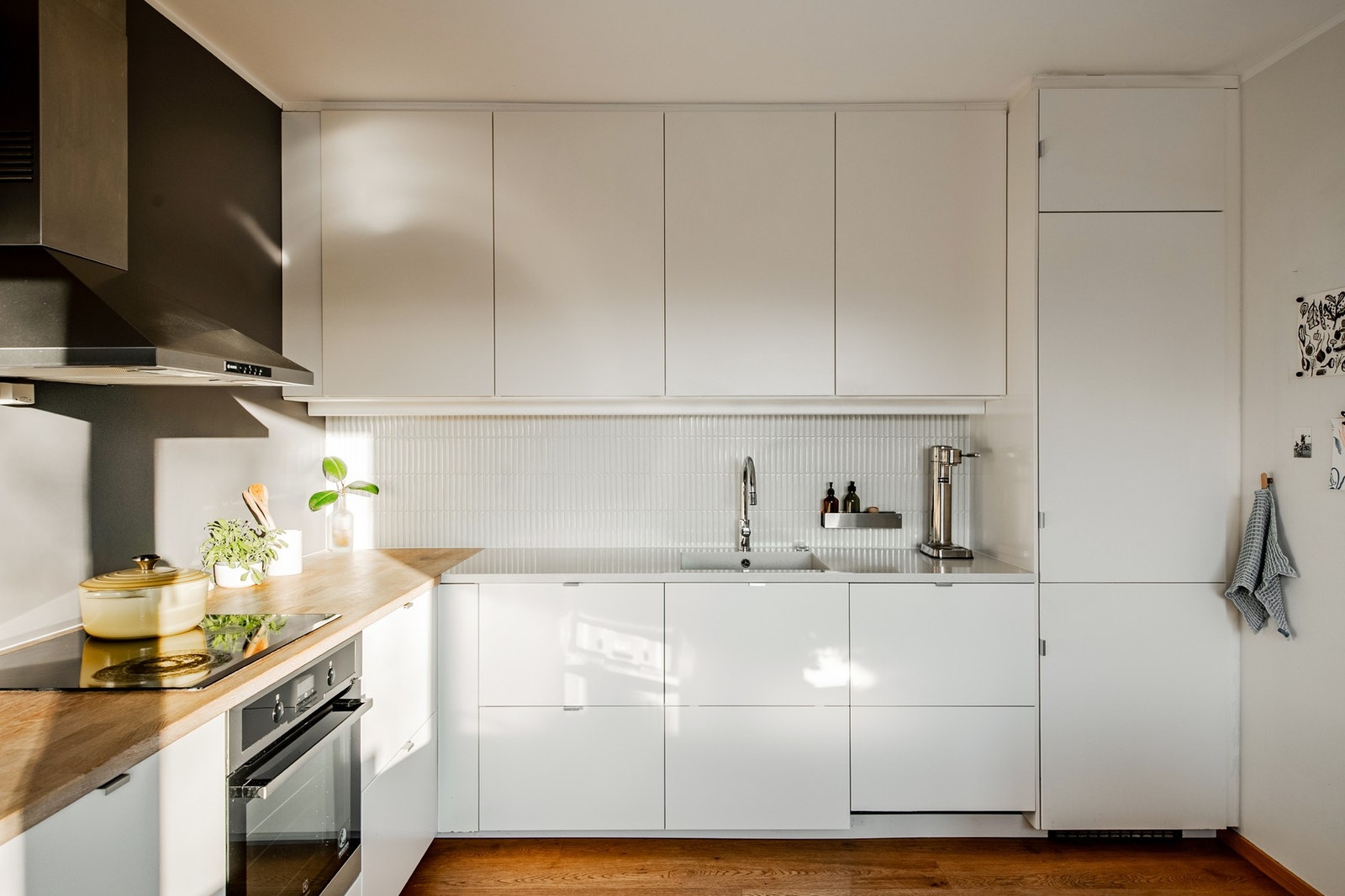 Kjøkkenet er utstyrt med integrerte hvitevarer, herunder kjøleskap med frysedel, oppvaskmaskin, komfyr i benk samt nedfelt platetopp. Galleribilde