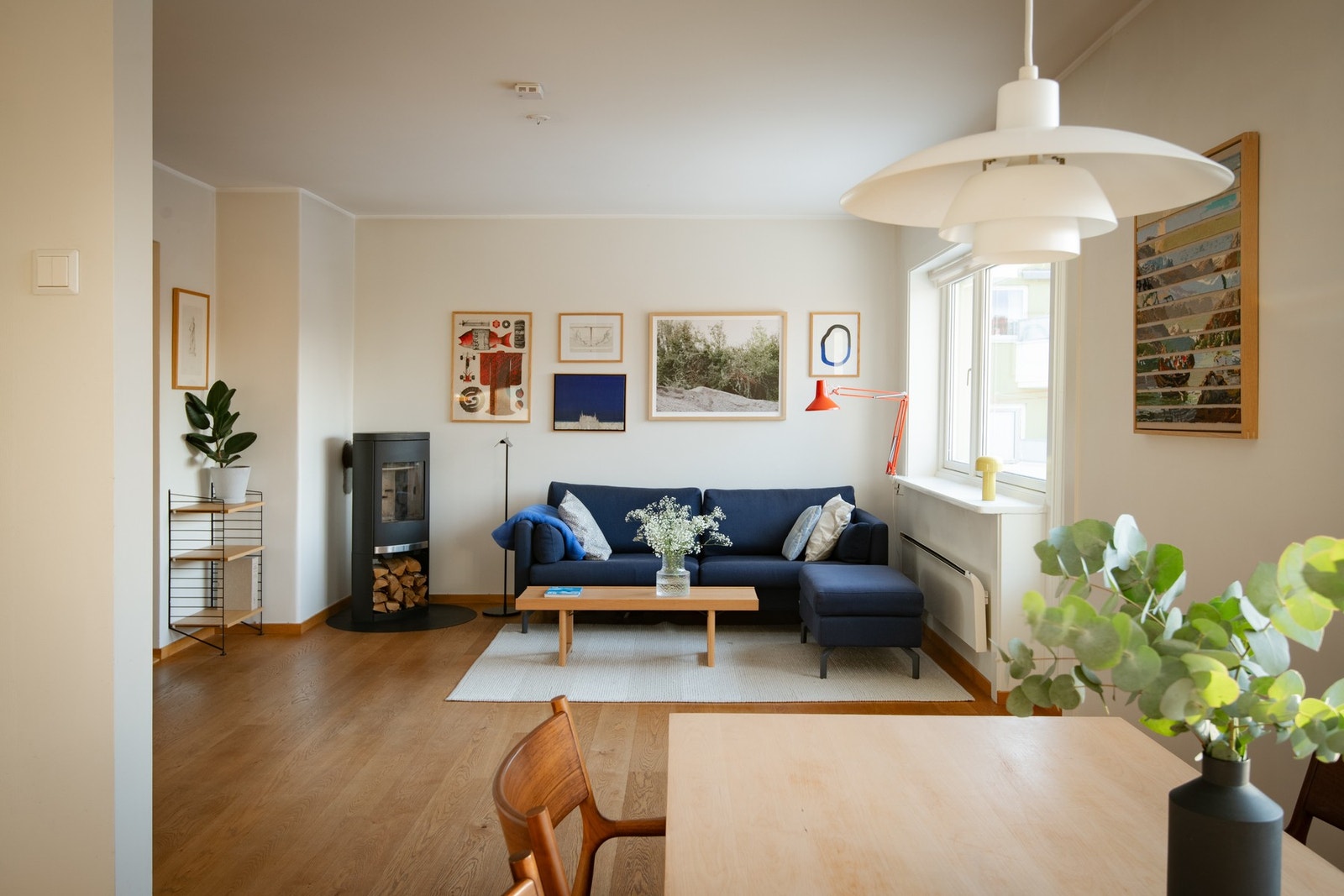 Gode muligheter for å sette inn en større sofagruppe med stuebord og tv-møblement. Galleribilde