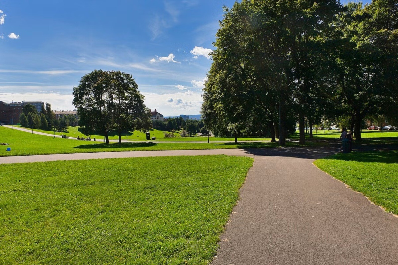 Området er kjent for sitt levende bymiljø med et rikt kulturliv og en hyggelig atmosfære. Galleribilde