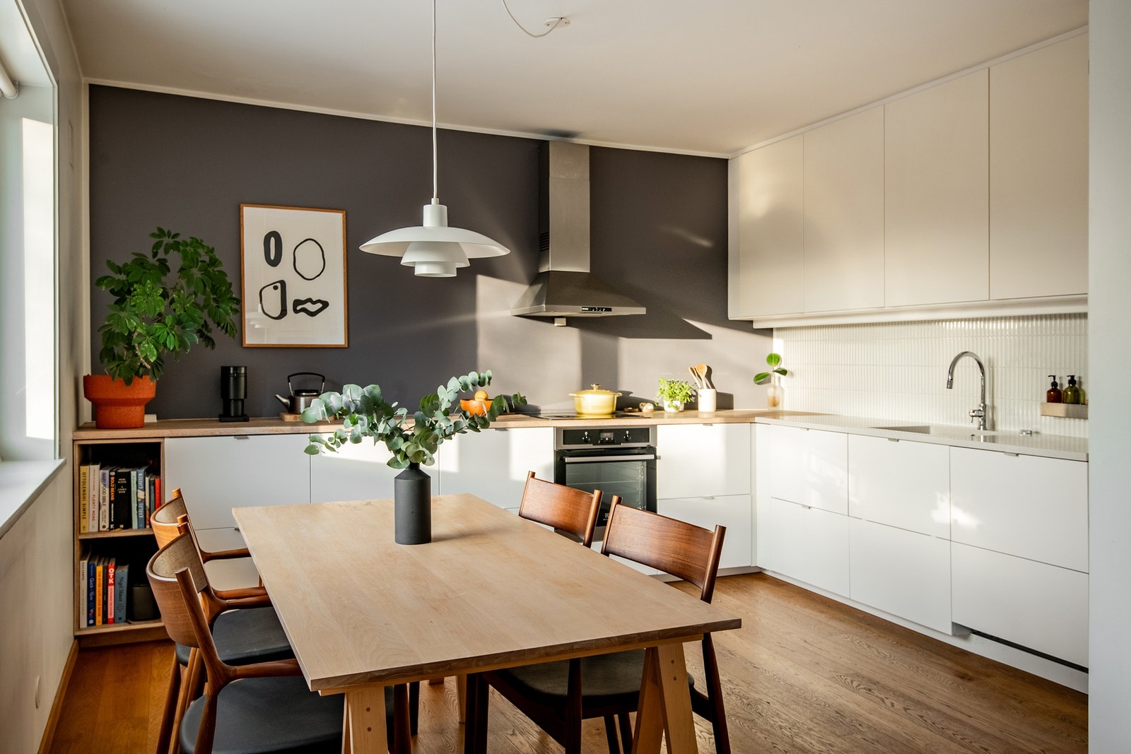 Leiligheten har en moderne og gjennomtenkt planløsning hvor kjøkkenet er flyttet ut i stuen, noe som gir åpen, luftig og sosial atmosfære. Galleribilde