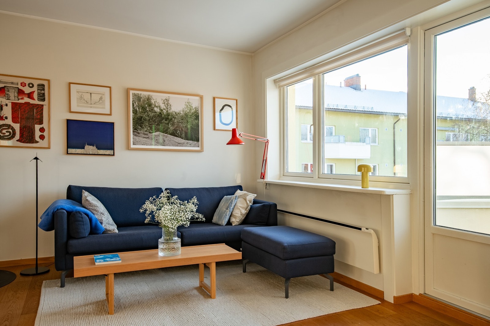 Store vindusflater sørger for godt med naturlig lysinnslipp, og fra stuen er det utgang til balkong som forlenger oppholdsarealet i sommerhalvåret. Galleribilde