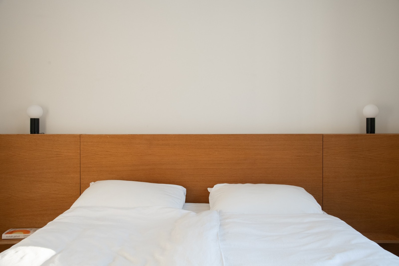 Hovedsoverommet er romslig og funksjonelt utformet, med plassbygde løsninger som inkluderer en spesialtilpasset hodegavl i massiv eik med integrerte nattbord, samt skyvedørsgarderobe i samme materiale. Galleribilde