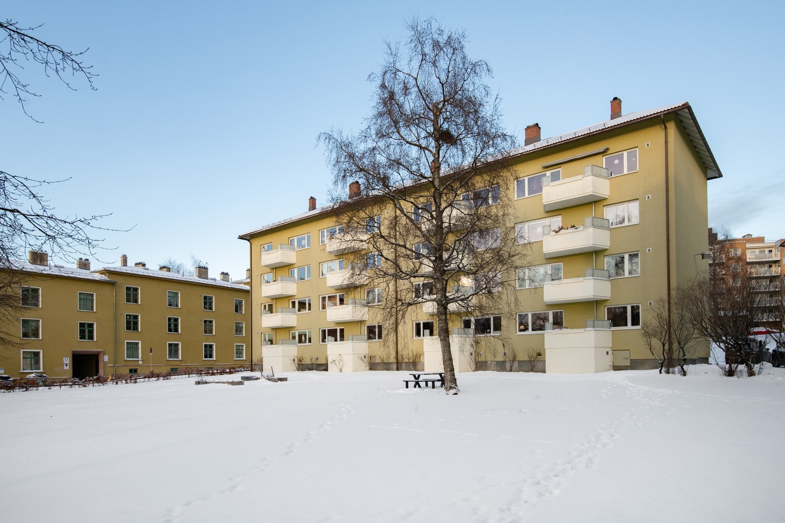 Gården har en åpen og flott beliggenhet omkranset av vakre grøntområder. Galleribilde