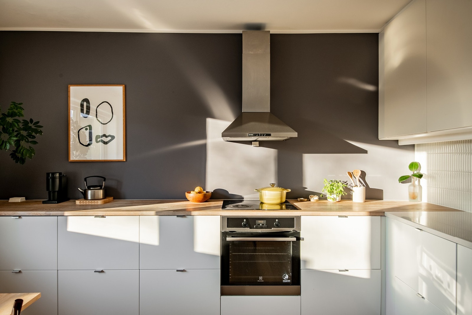 Moderne kjøkken hvor fronter og oppvaskmaskin ble byttet i 2025. Galleribilde