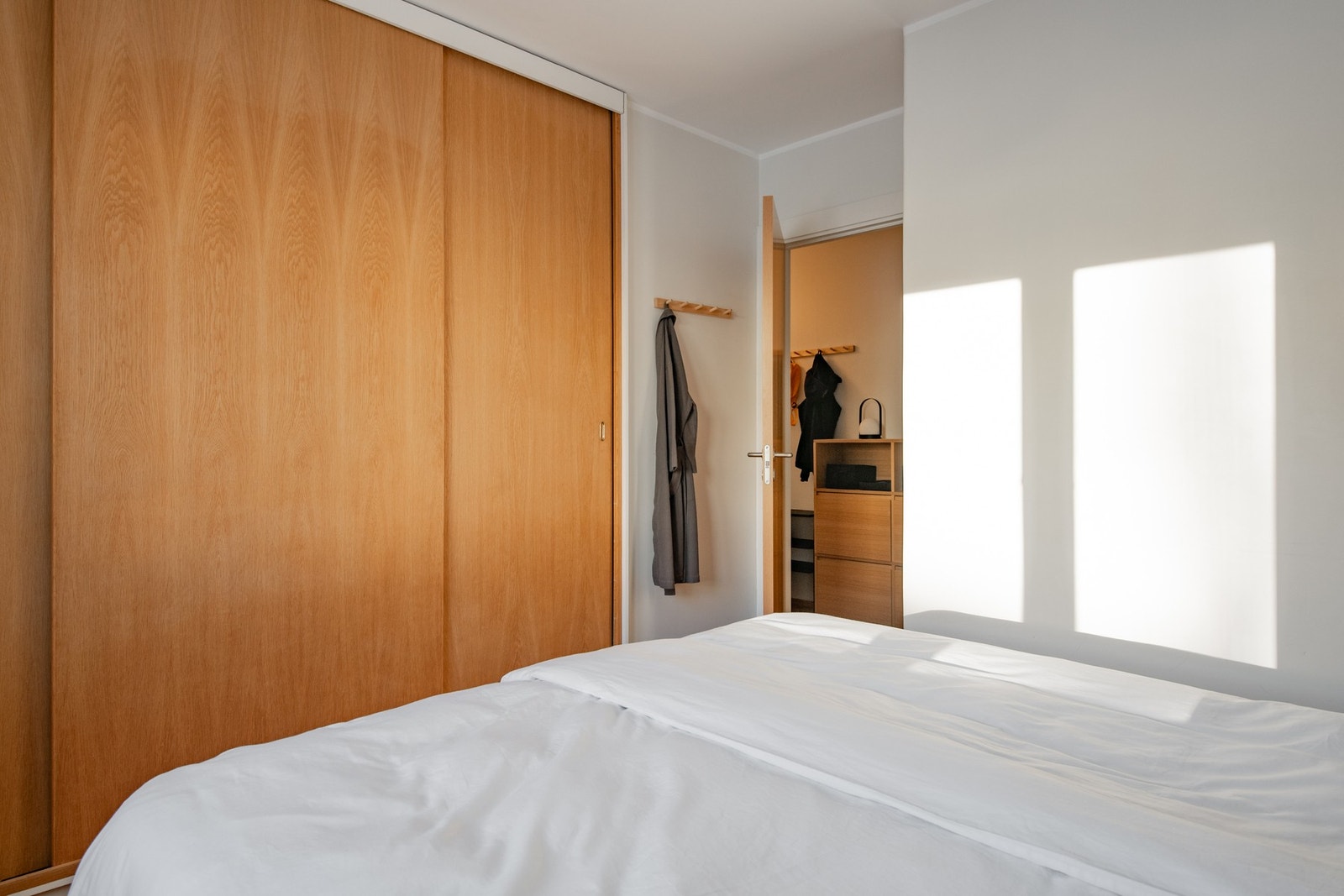 I 2025 ble det montert nye dører i massiv eik på begge soverom, noe som bidrar til et gjennomført og kvalitetsmessig godt uttrykk. Galleribilde