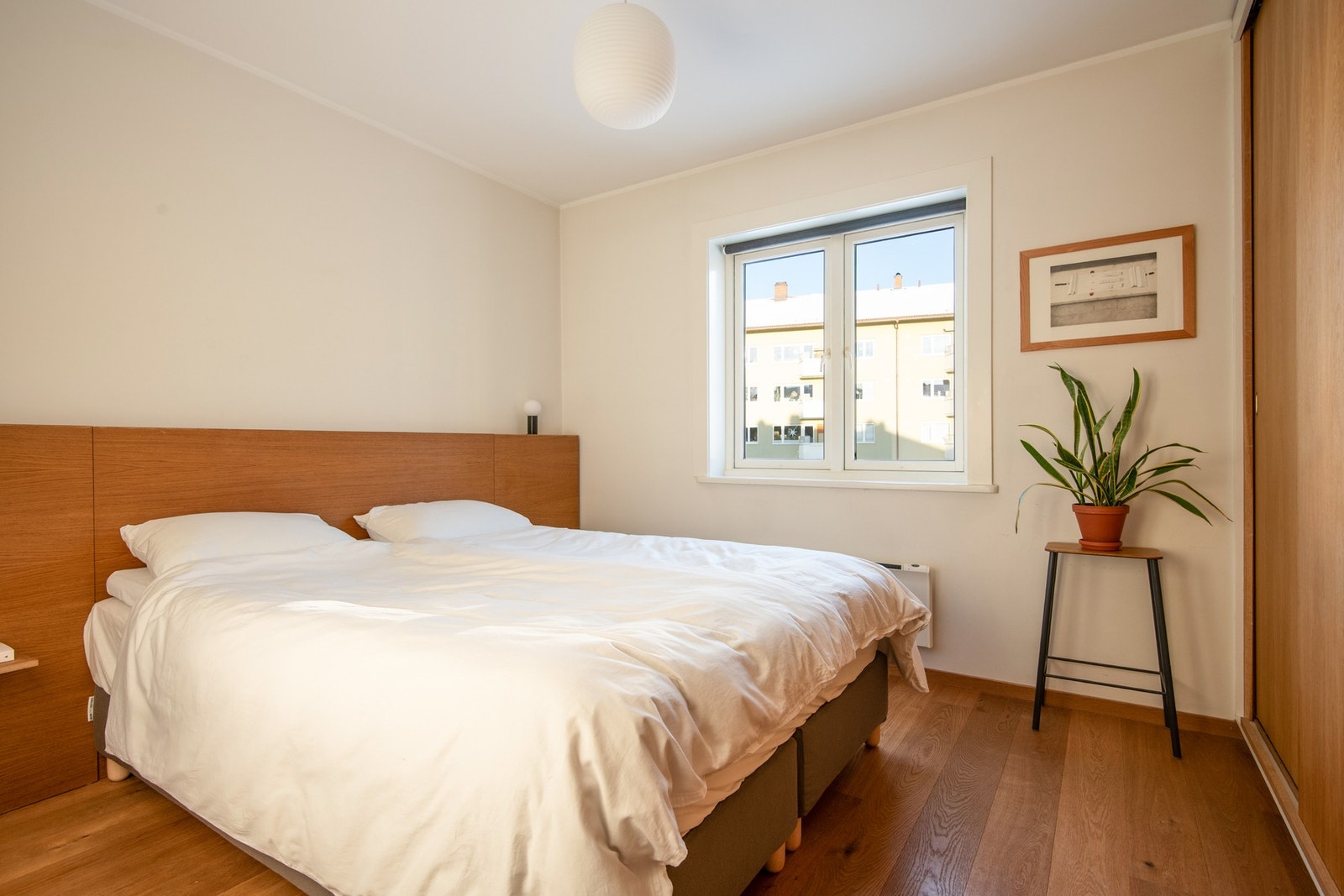 Boligen har to soverom som vender ut mot rolige uteområder mot nord, uten trafikkstøy. Galleribilde