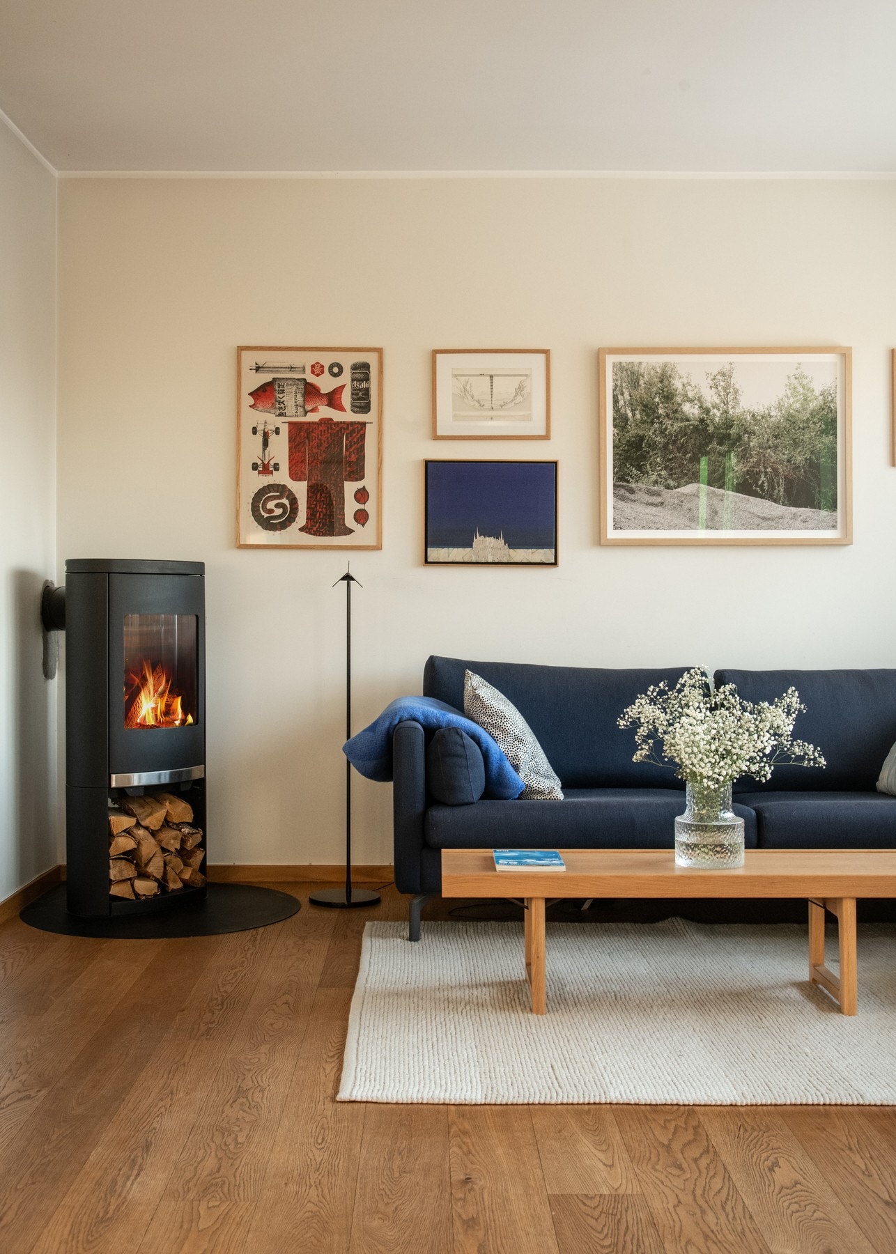 Veggene er malt i lyse og tidsriktige fargetoner, og på gulvene er det lagt pen parkett som gir et varmt og gjennomgående uttrykk. Galleribilde