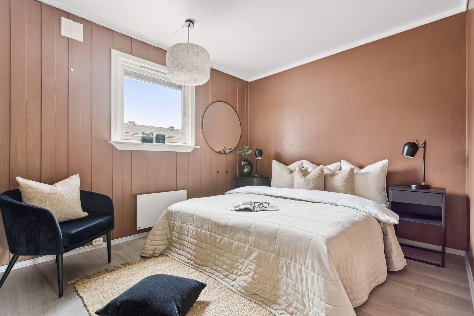 Her er soverommet malt i en harmonisk, mørk nyanse som inviterer til hvile og gir en følelse av ro Galleribilde