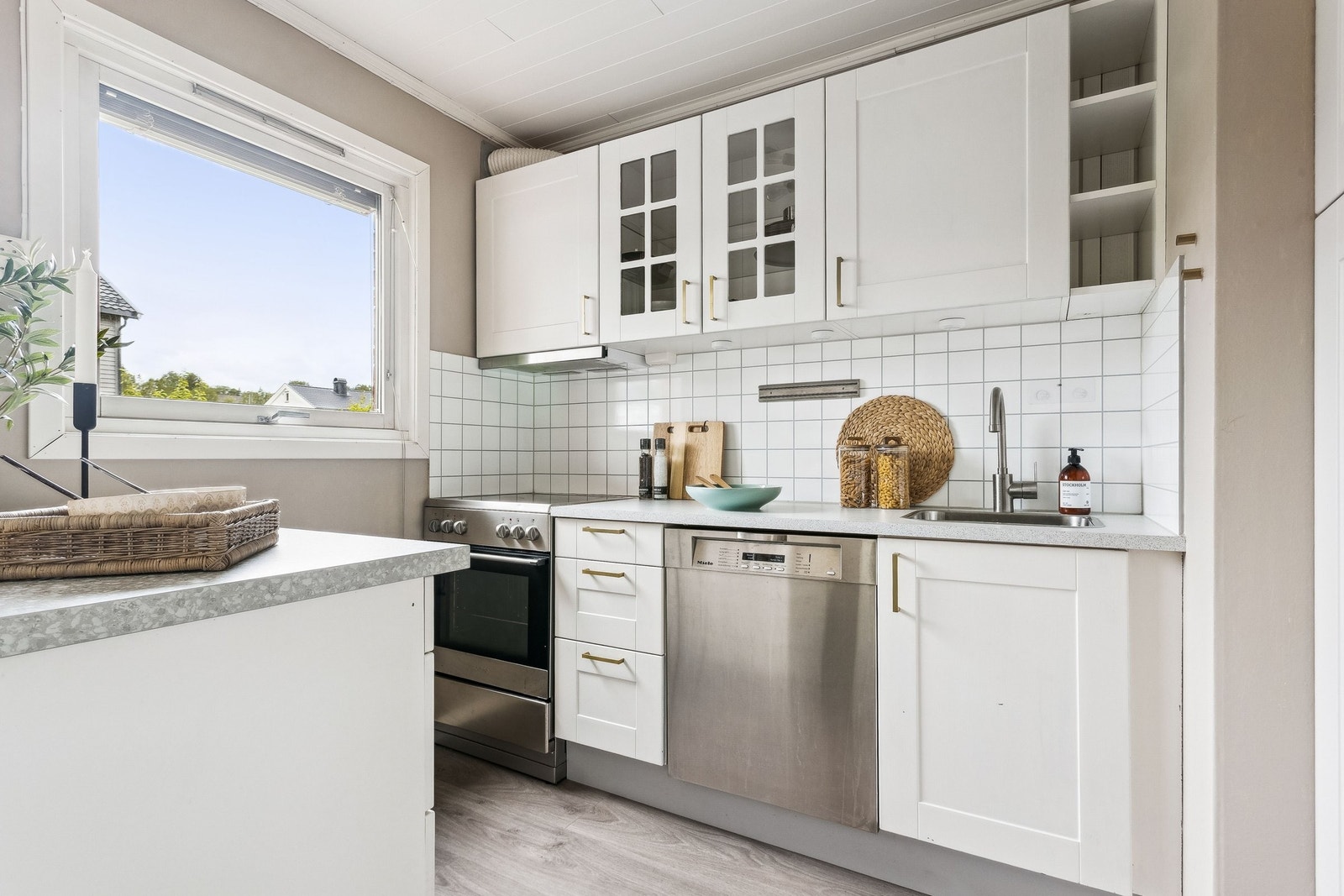 Lyst og klassisk kjøkken med god benkeplass Galleribilde