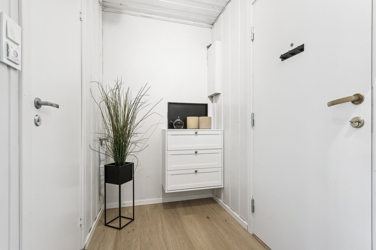 Gangen har gode muligheter for oppbevaring og opplegg for vaskemaskin Galleribilde