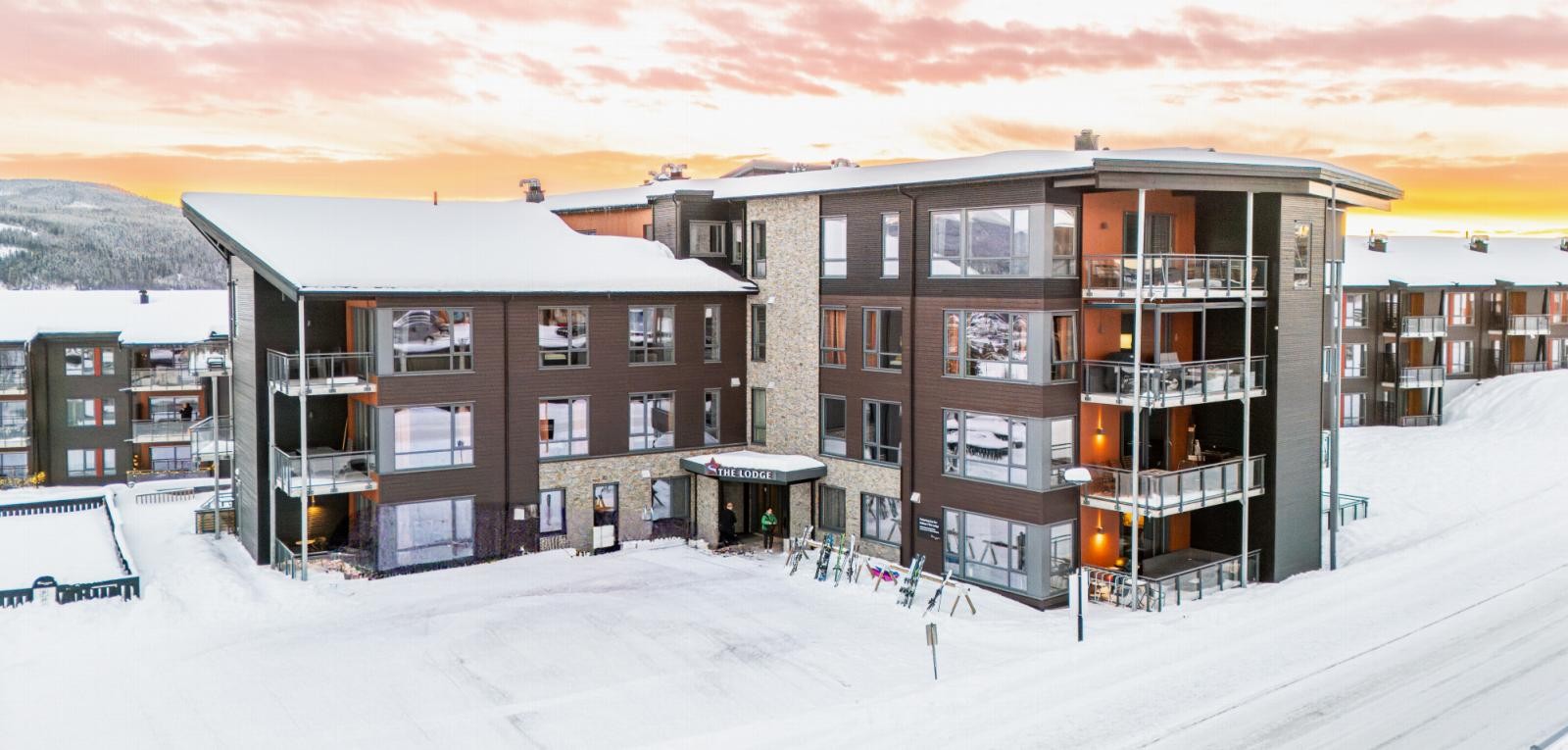 Inngang via felles lobby for Lodge A og Lodge B. Leilighet B225 ligger over innvendig gangbro til bygg B. Galleribilde