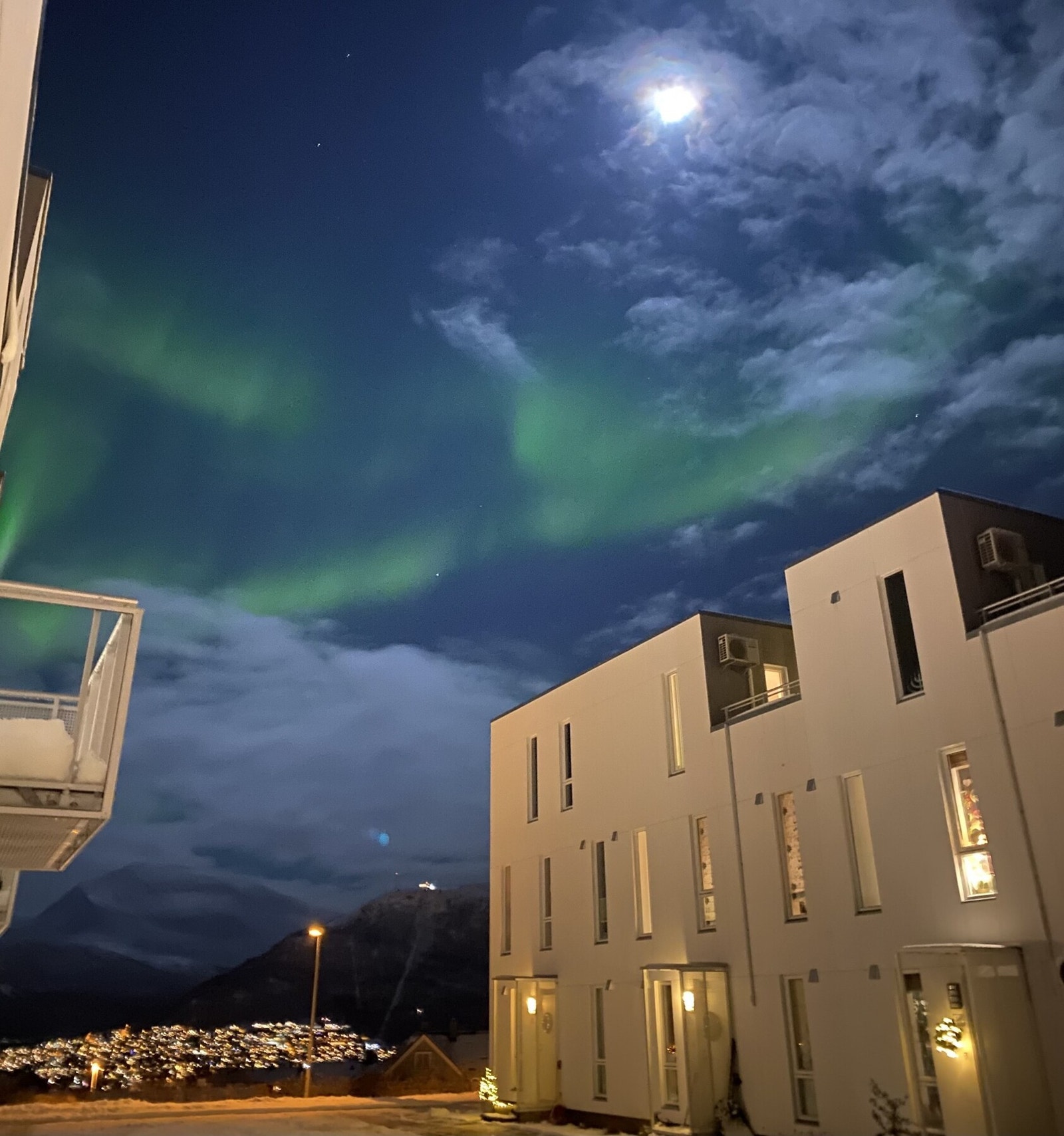 Attrakttivt beliggende bolig nært Prestvannet, her med Utsikt mot fastlandet under nordlyset Galleribilde