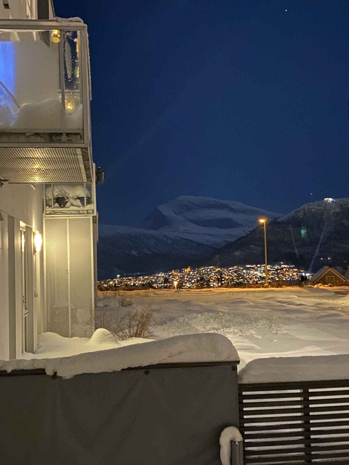 Fin utsikt mot Tromsdalstinden fra sørvendt terrasse Galleribilde
