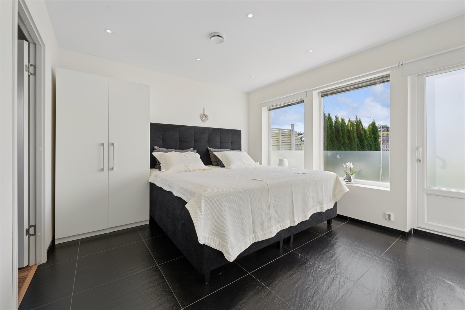 Hovedsoverommet er lyst og romslig med god plass til dobbeltseng og godt med oppbevaringsplass i flere garderobeskap. Galleribilde