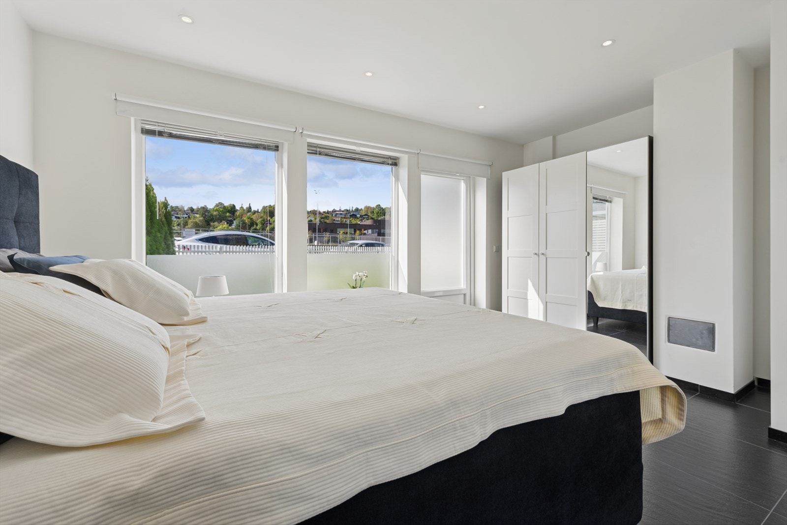 Herfra er det utgang til hagen. Galleribilde