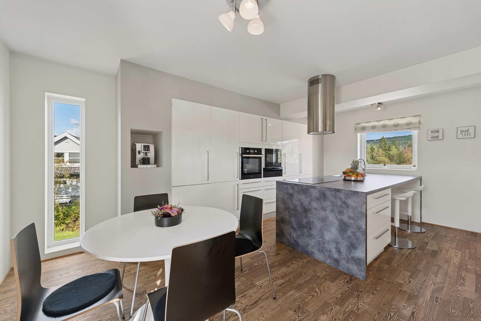 Her er det plass til et kjøkkenbord hvor hverdagsmåltidene kan inntas. Galleribilde