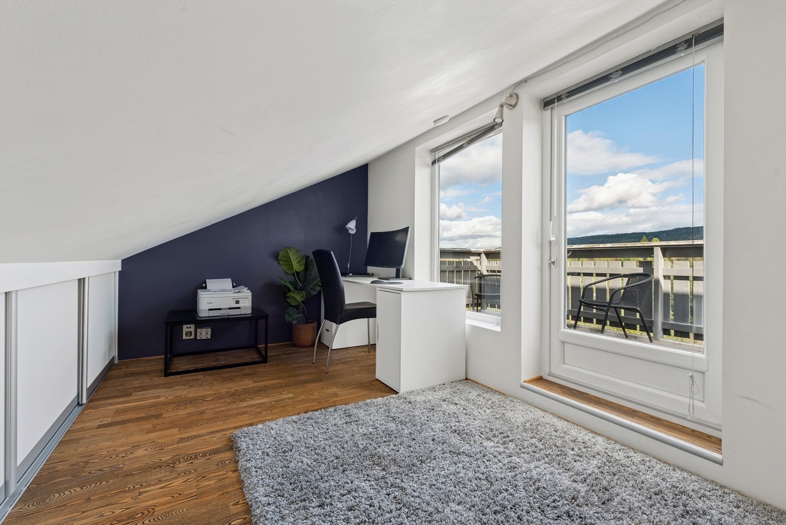 På hemsen er det innredet med et hjemmekontor, samt oppbevaring i knevegg. Rommet er ikke godkjent for varig opphold, se mer pkt. ferdigattest. Galleribilde