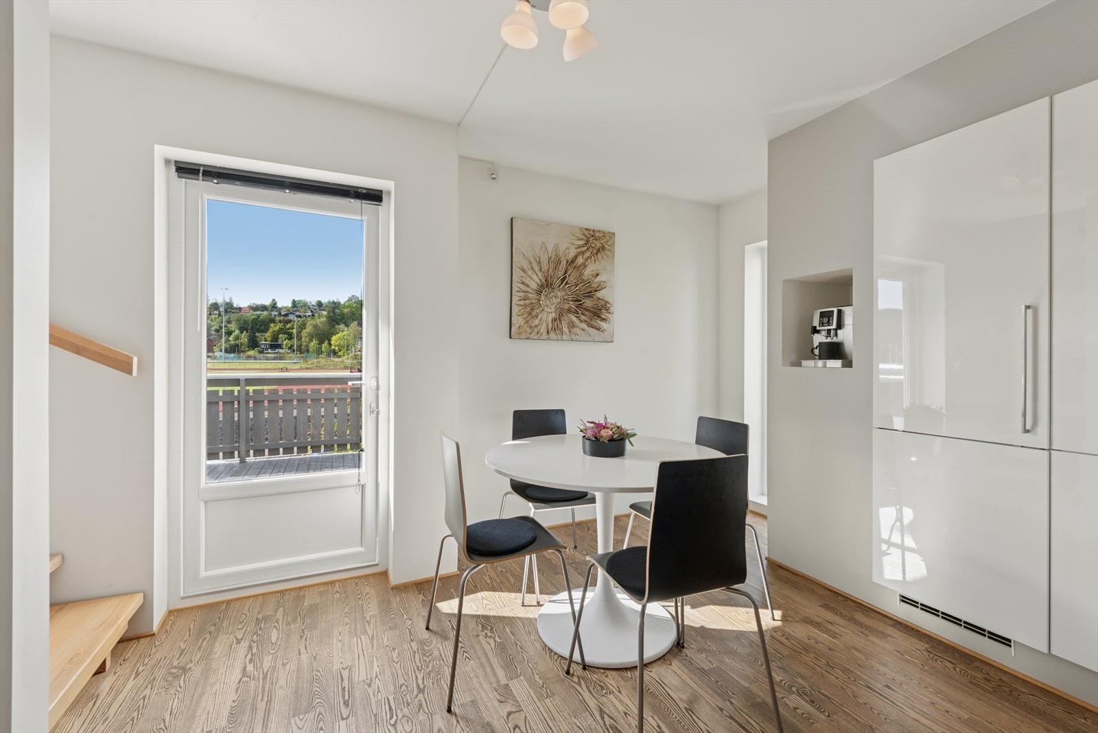 Herfra er det utgang til en solrik terrasse. Galleribilde