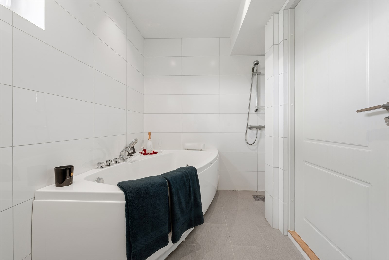 Det er både badekar og dusj på badet i 2.etasje. Galleribilde